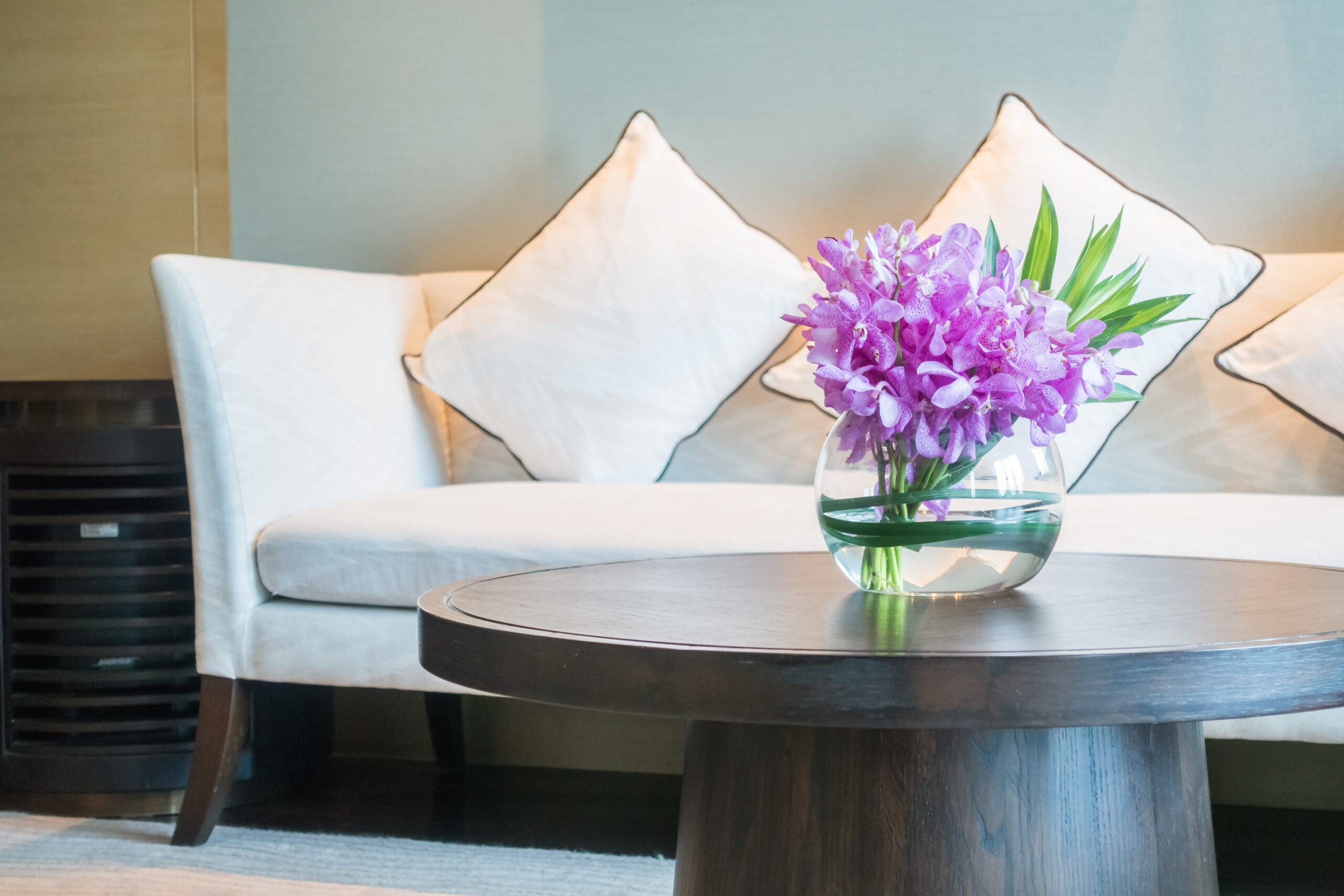 Jak wybrać idealny stolik pomocniczy do Twojego salonu?